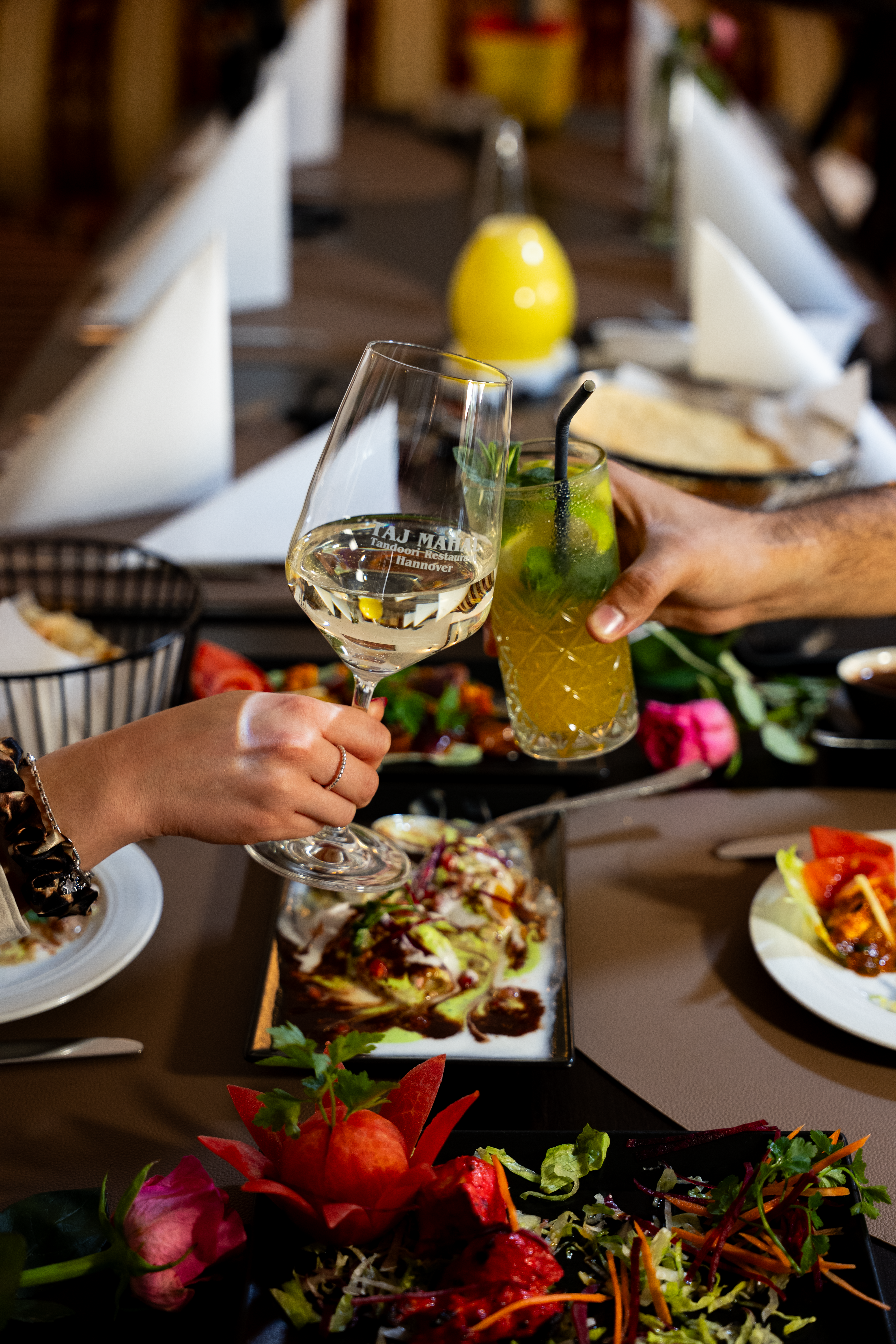 Warmes, holzverkleidetes Restaurant-Interieur mit gedeckten Tischen