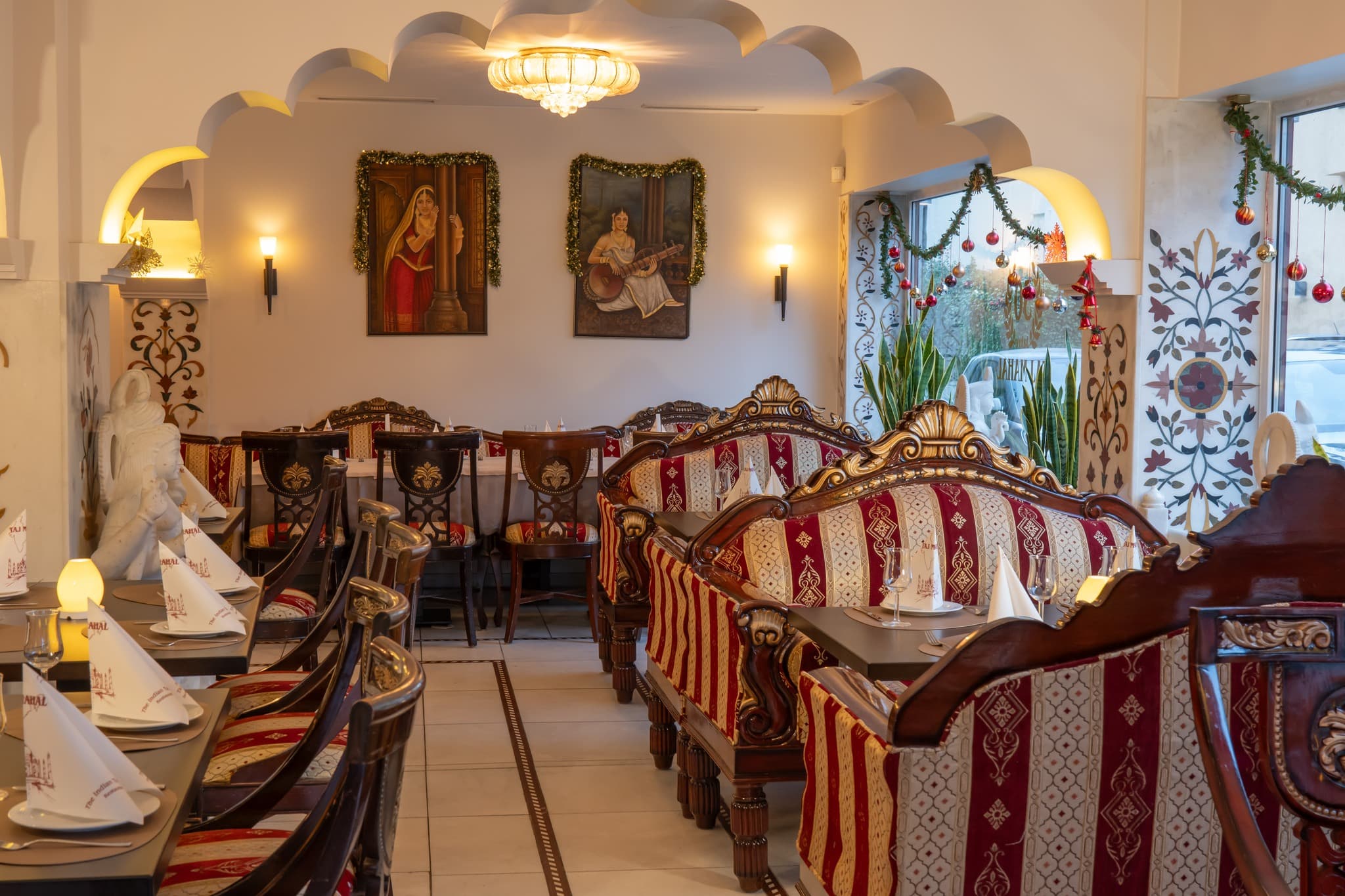 Tandoori-Gerichte, angerichtet auf feinem Tafelgeschirr