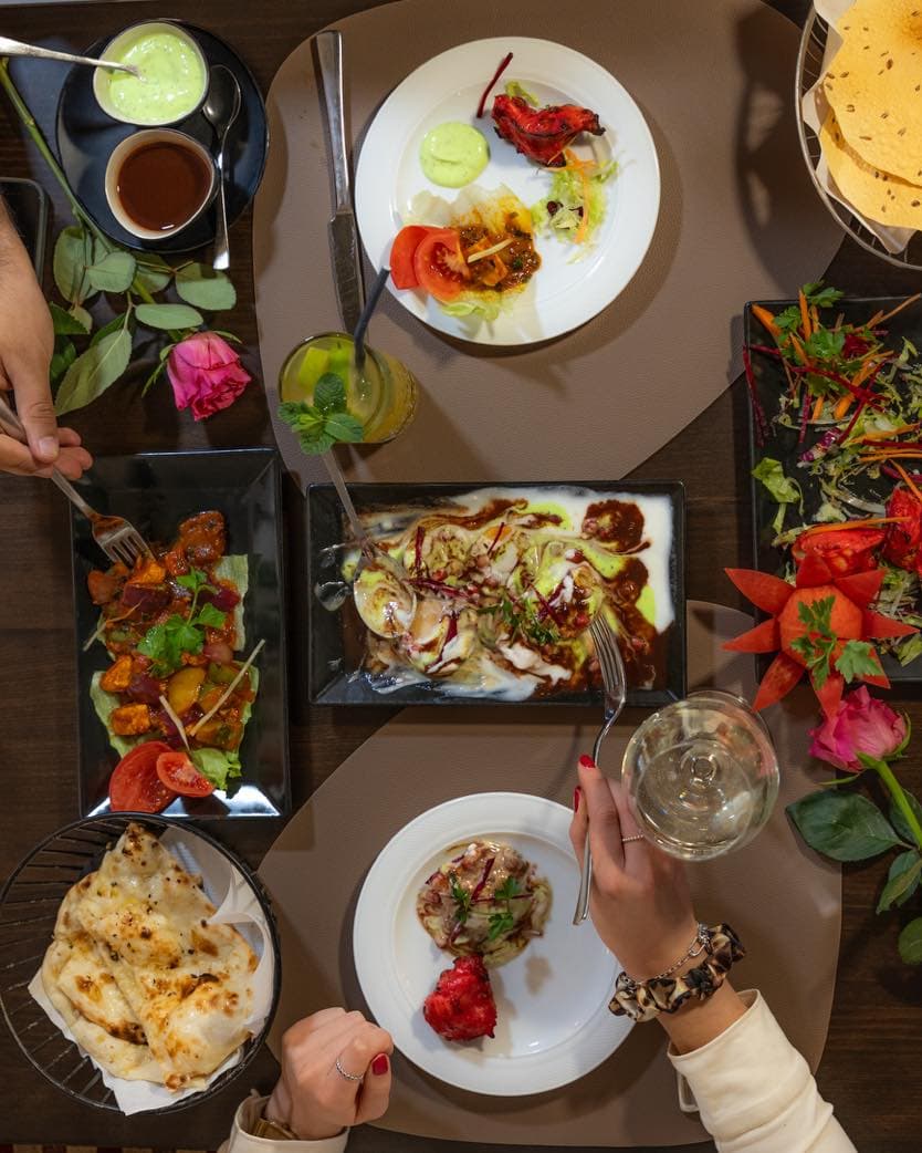 Festlich gedeckter Catering-Tisch mit Tandoori-Gerichten
